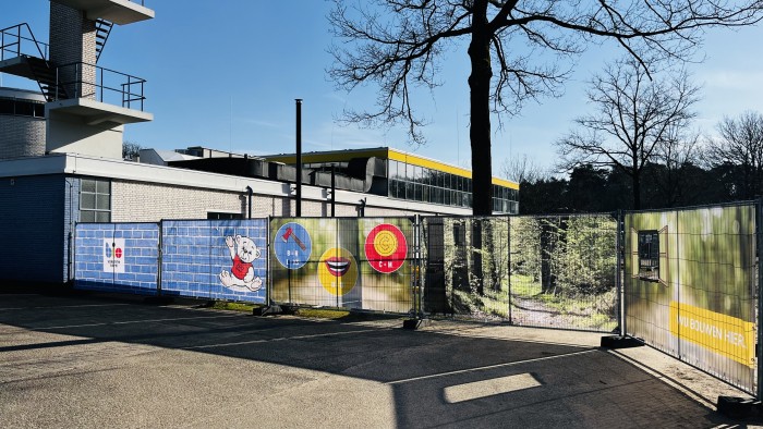 Afscheiding bouwterrein met kleurrijke hekken